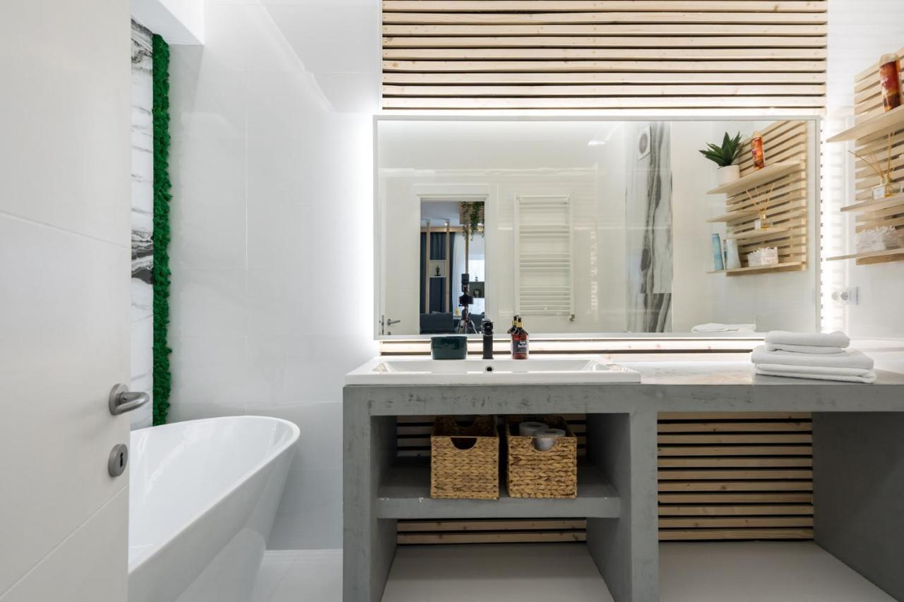 Jungle Escape - Luxe 1-Br Haven In Bucharest Lägenhet Exteriör bild